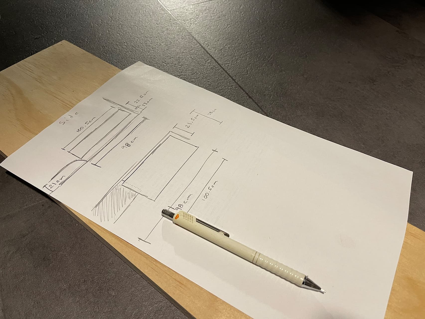 Bocetos a mano del diseño de la van con medidas