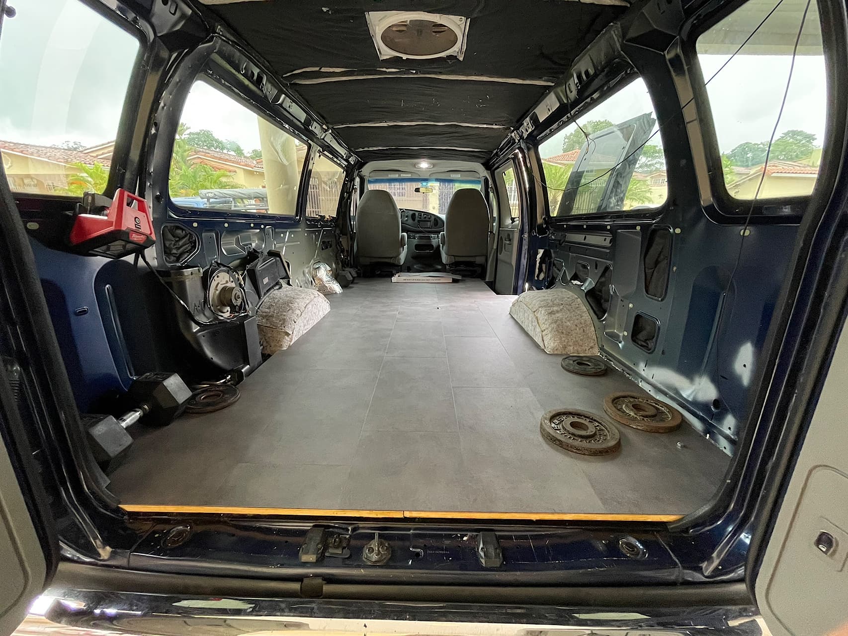 Interior de la van con piso vinílico recién instalado