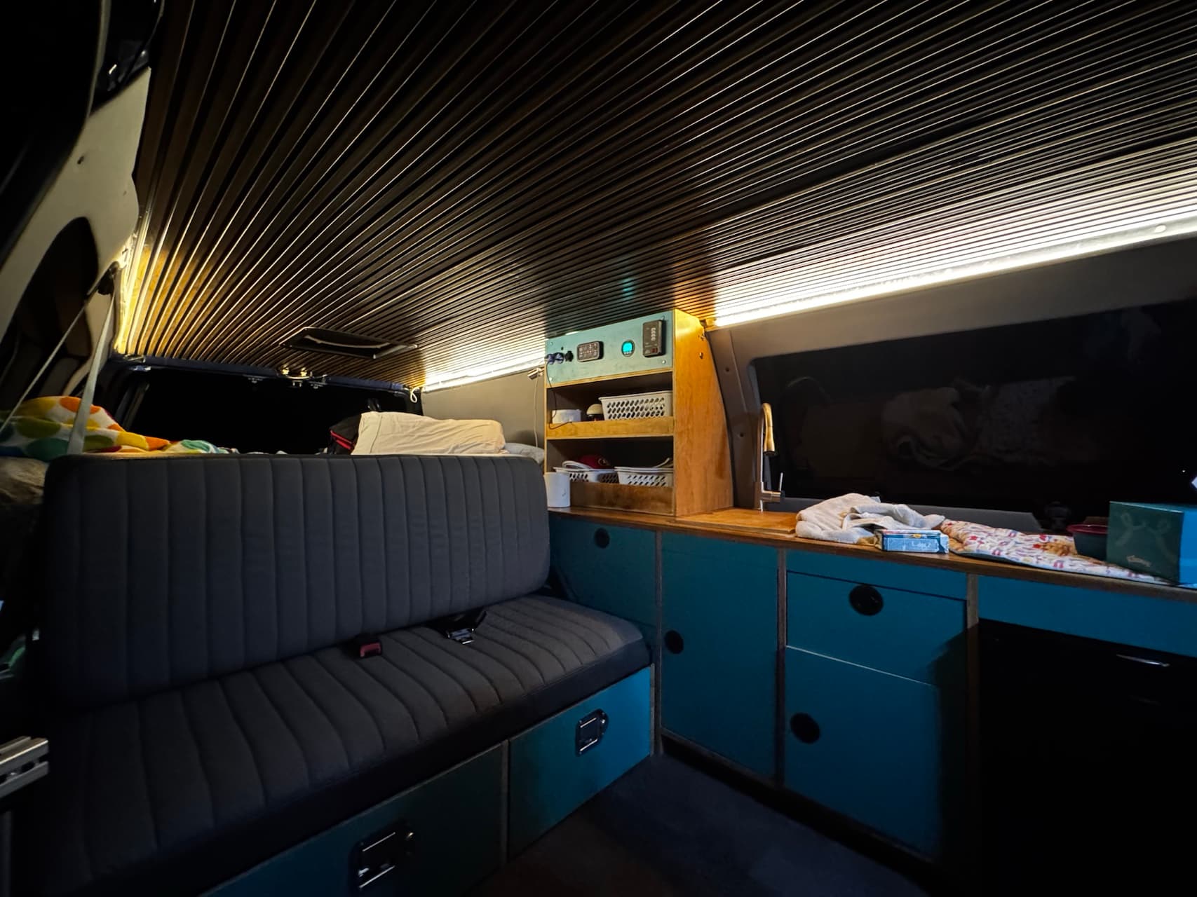 Interior terminado de la camper con cocina y asiento cama