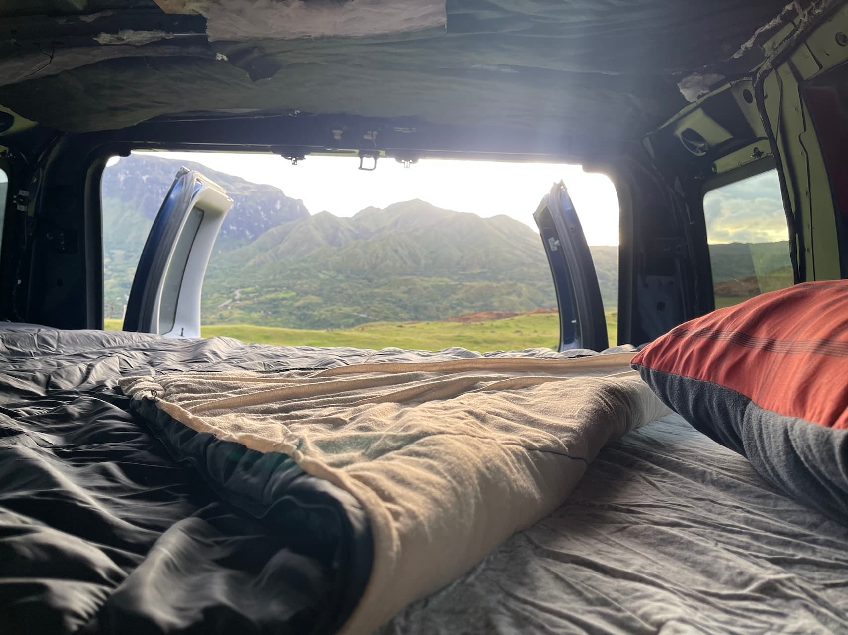 Vista desde la cama de la van hacia las montañas